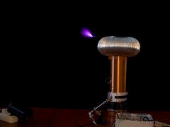 Tesla coil sparks from SSTC