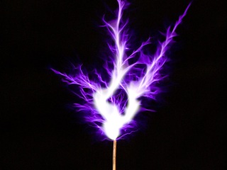 Tesla coil SSTC sparks closeup 2