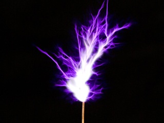 Tesla coil SSTC sparks closeup 3