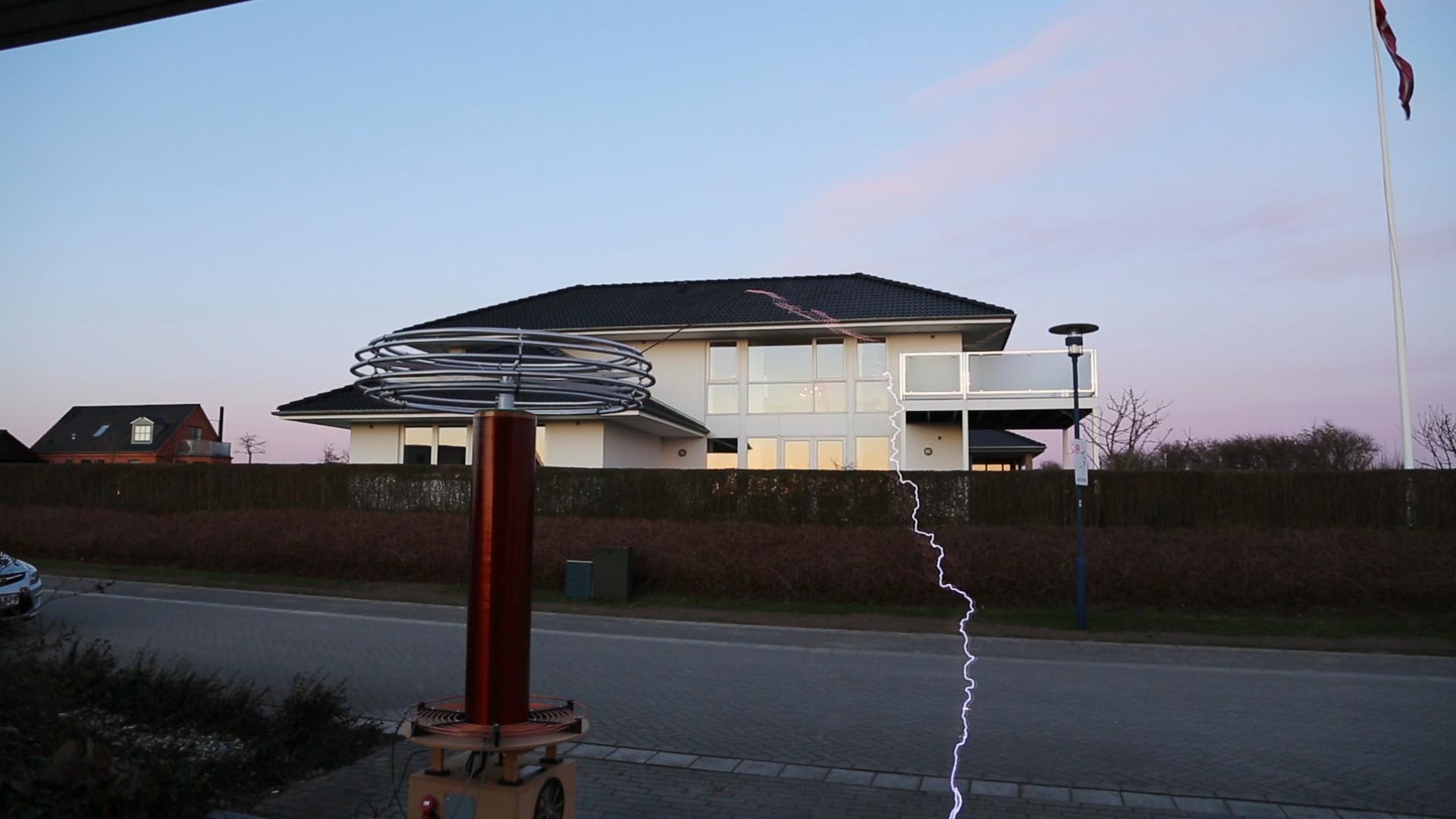 Tesla coil large DRSSTC sparks